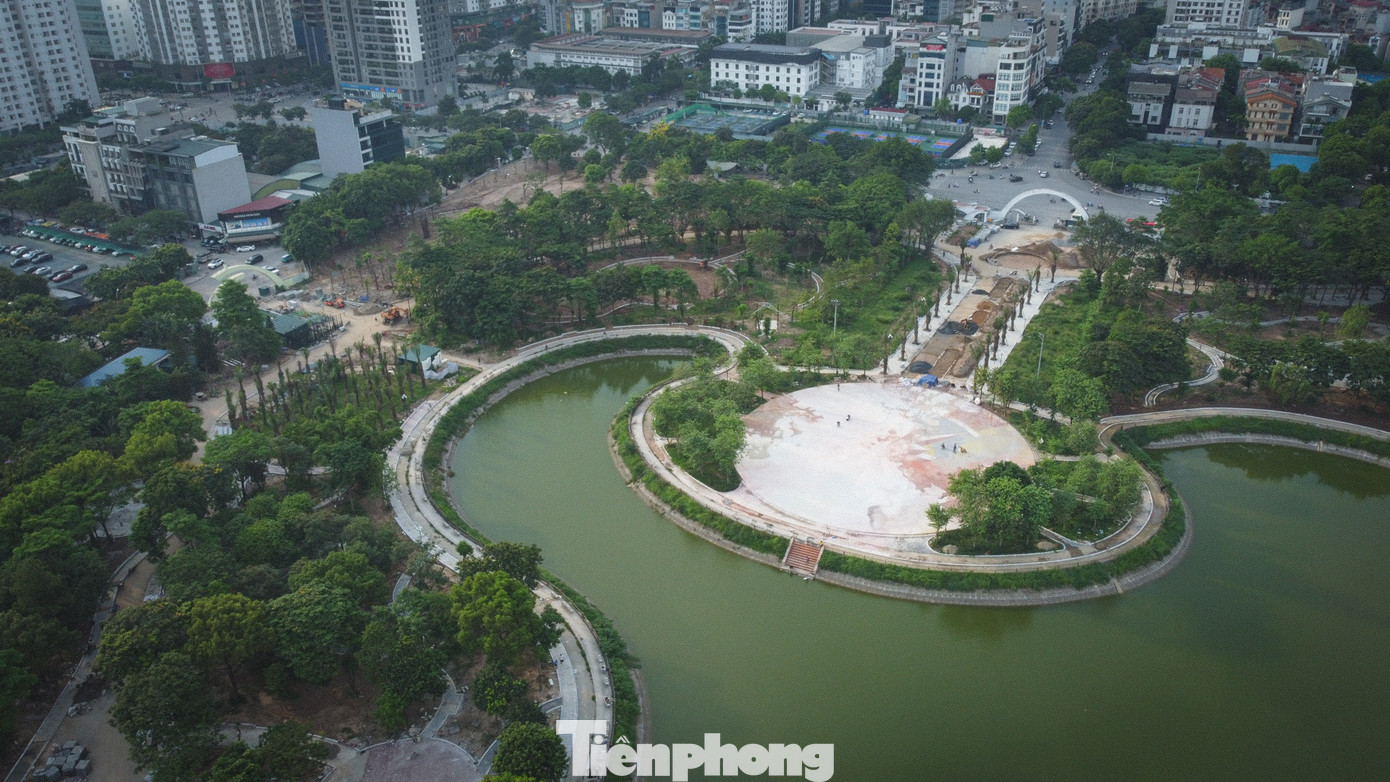 Trong đó, điểm nhấn là khu Quảng trường trung tâm được cải tạo bằng bê tông đá mài, dày 25mm, 100% bề mặt có lớp sơn tăng cứng, chống rêu mốc. Dự kiến, khu vực này sẽ cơ bản hoàn thành trong tháng 6/2025.