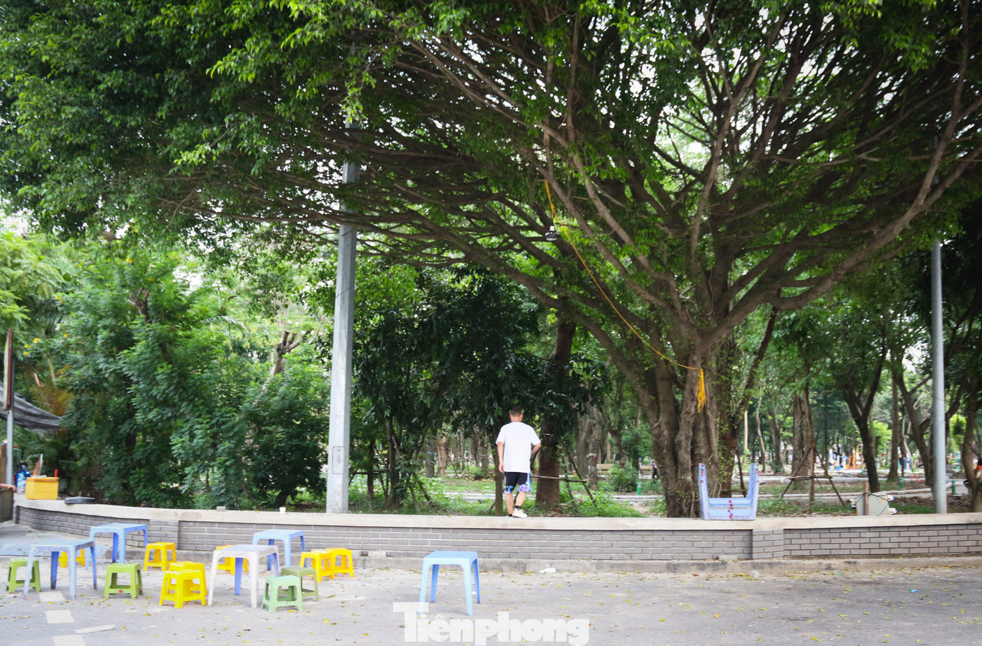 Tháo dỡ hàng rào công viên đã tạo điều kiện cho người dân tiếp cận không gian xanh, sạch để vui chơi, sinh hoạt, tập thể dục một cách dễ dàng và thoải mái hơn. Tuy nhiên, nhiều người dân “bất đắc dĩ” phải trèo rào ra vào do 4 cổng chính đang được rào tôn phục vụ hoạt động xây dựng.