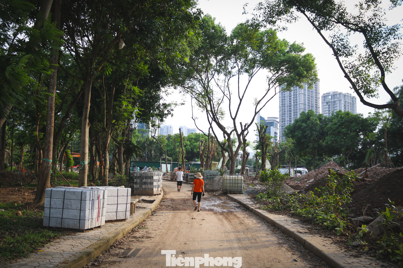 Tại khu A1 của công viên, nhiều thiết bị, dụng cụ tập thể dục mới đã được lắp đặt để phục vụ người dân tập luyện hàng ngày. Ngoài ra, các hạng mục khác như nhà điều hành, suối nhân tạo, hệ thống vỉa hè, hàng rào… hiện đang được gấp rút hoàn thiện.