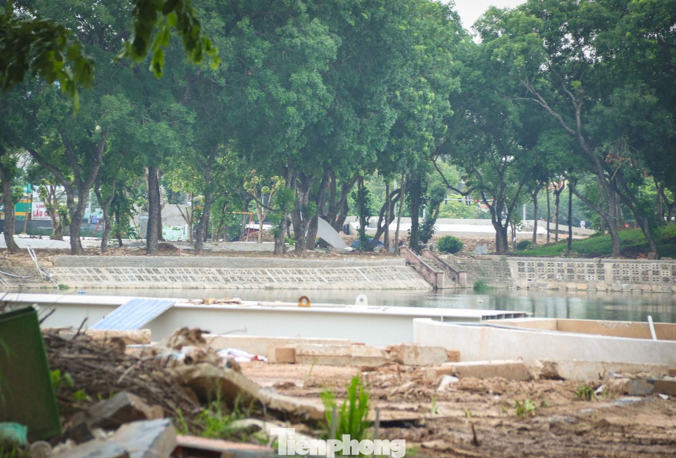 Sau hơn 2 tháng cải tạo, công viên đang được thay thế khu vực bờ kè đã bị sụt lún, kết hợp lắp đặt hệ thống đèn chiếu sáng năng lượng mặt trời ven hồ.