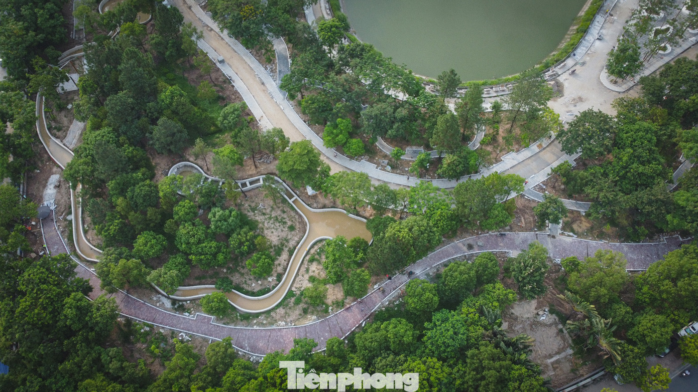 Hệ thống lòng đường, vỉa hè đi bộ trong công viên được sửa sang, lát mới toàn bộ.