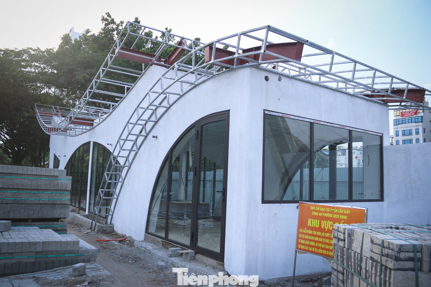 Nhiều hạng mục vẫn đang được đơn vị thi công khẩn trương xây dựng và lắp đặt.