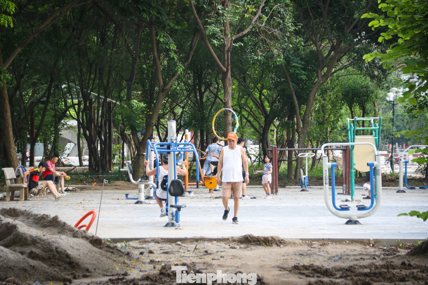 Tại khu A1 của công viên, nhiều thiết bị, dụng cụ tập thể dục mới đã được lắp đặt để phục vụ người dân tập luyện hàng ngày. Ngoài ra, các hạng mục khác như nhà điều hành, suối nhân tạo, hệ thống vỉa hè, hàng rào… hiện đang được gấp rút hoàn thiện.