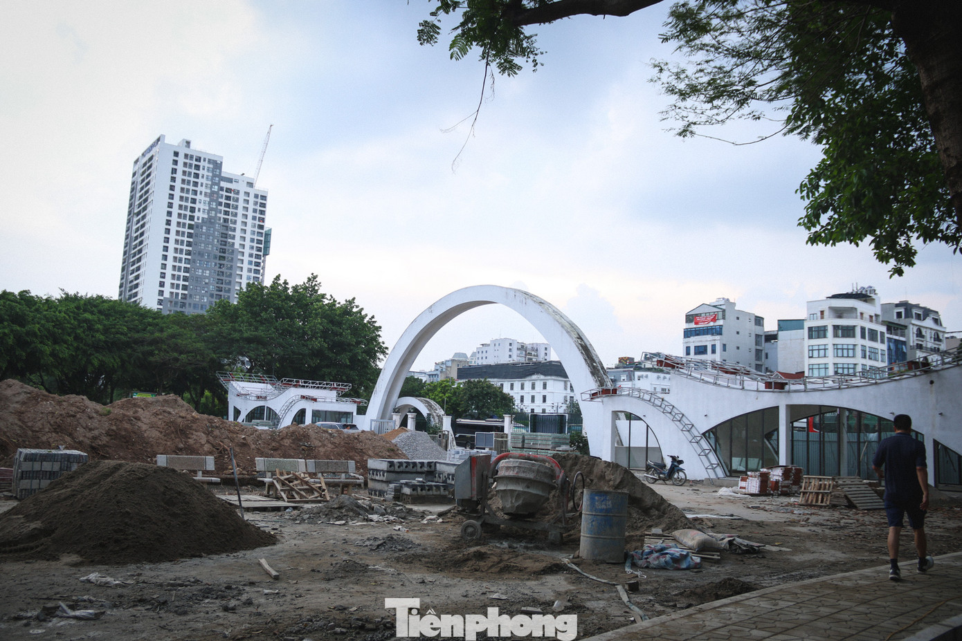 Theo ghi nhận của PV Tiền Phong, chiều 25/6, hiện các đơn vị thi công đang tiến hành cải tạo sửa chữa, hoàn thiện những hạng mục cuối trong khuôn viên Công viên Cầu Giấy.