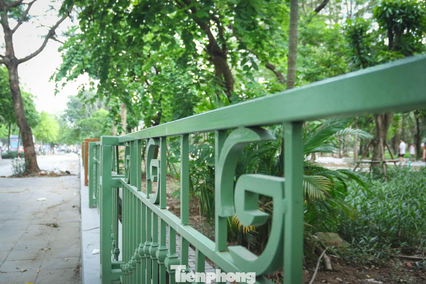 Công viên Cầu Giấy là công viên thứ 3 của Hà Nội được hạ toàn bộ hàng rào, tạo không gian mở, thân thiện và gần gũi hơn với người dân Thủ đô.