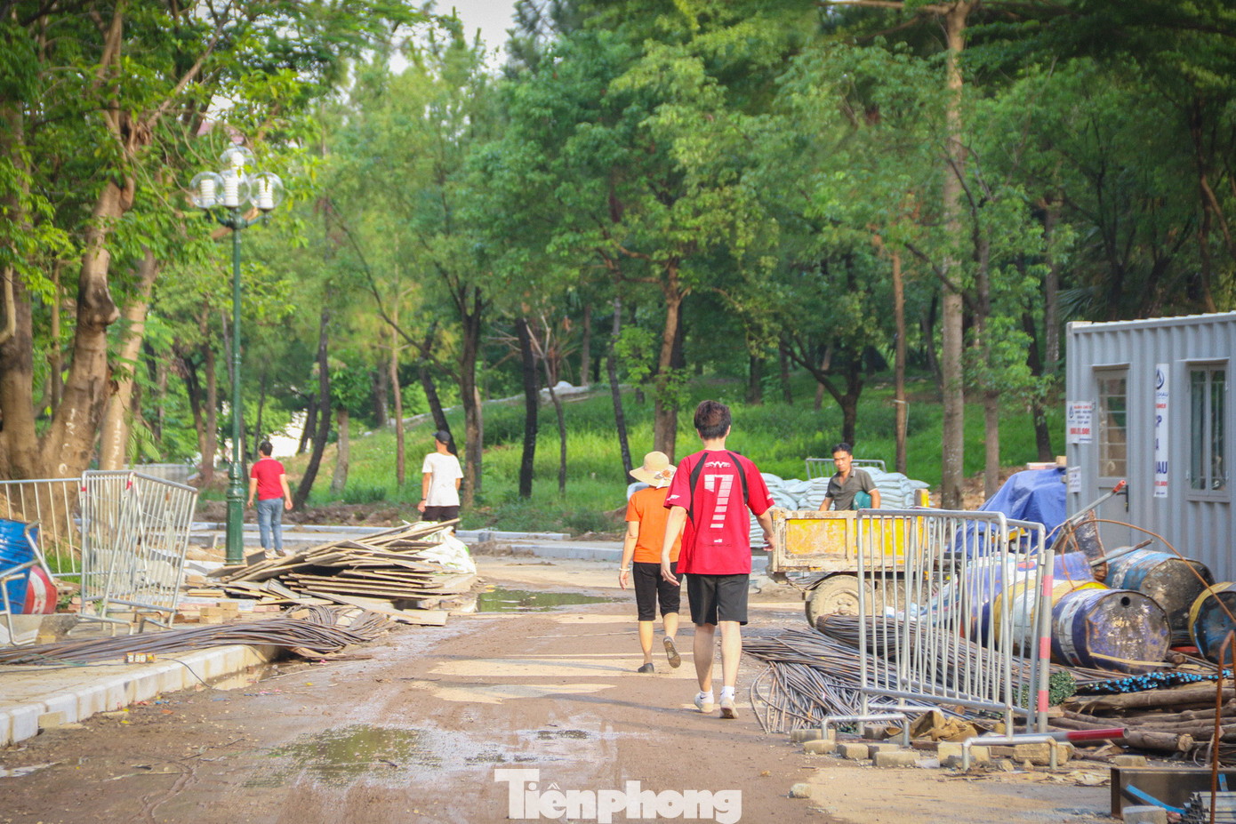 Tại khu A1 của công viên, nhiều thiết bị, dụng cụ tập thể dục mới đã được lắp đặt để phục vụ người dân tập luyện hàng ngày. Ngoài ra, các hạng mục khác như nhà điều hành, suối nhân tạo, hệ thống vỉa hè, hàng rào… hiện đang được gấp rút hoàn thiện.