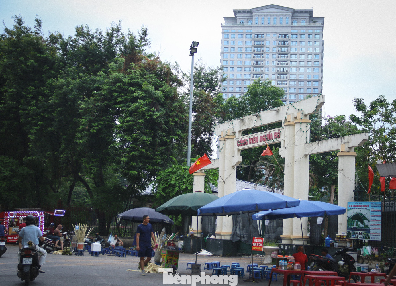 Giống với công viên Cầu Giấy, công viên Nghĩa Đô (quận Cầu Giấy) cũng đang trong quá trình cải tạo, nâng cấp sau một thời gian dài xuống cấp trầm trọng.