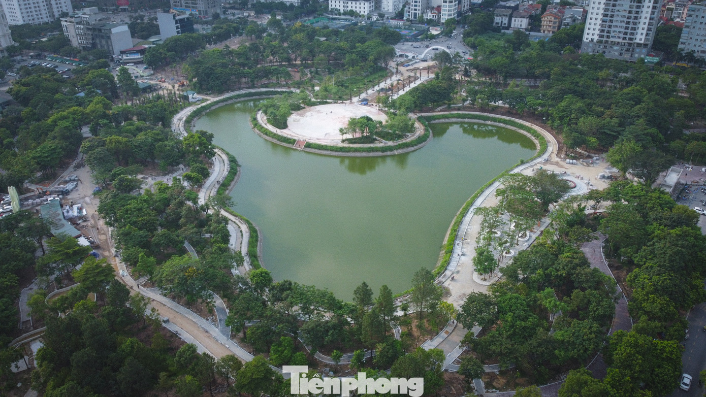 Theo Ban Quản lý Dự án đầu tư xây dựng quận Cầu Giấy, hai dự án cải tạo công viên Cầu Giấy và công viên Nghĩa Đô đang được chủ đầu tư cùng các đơn vị nhà thầu phấn đấu hoàn thiện trước tháng 10/2025 nhân dịp kỷ niệm ngày Giải phóng Thủ đô (10/10/1954 - 10/10/2025).