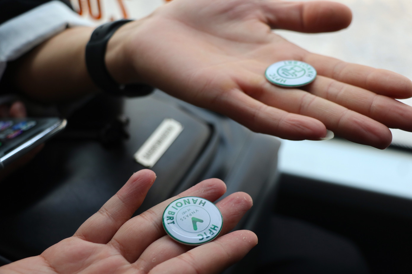 Với vé điện tử trên tuyến BRT được kiểm soát qua đầu ra và đầu vào, còn tuyến buýt thường thì vé sẽ được táp vào đầu đọc trên xe để kiểm soát giá trị của vé. Hành khách có thể dùng vé điện tử của buýt điện để đi các tuyến buýt trong đợt thí điểm này. Trong giai đoạn tới sẽ tiếp tục liên thông với vé tàu điện trên cao, xe buýt 2 tầng...