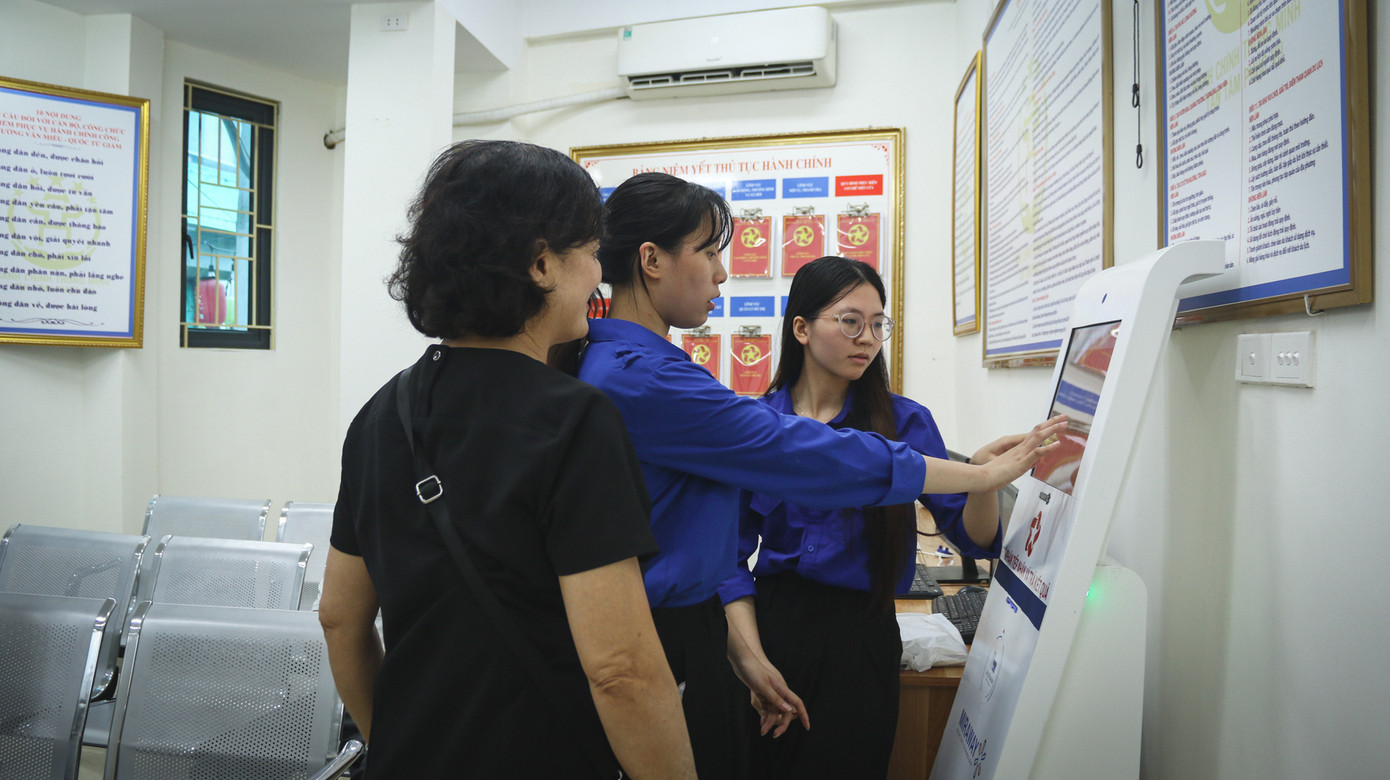 Ngay từ sáng sớm, tại Trung tâm Phục vụ hành chính công phường Văn Miếu - Quốc Tử Giám, người dân được hướng dẫn lấy số thứ tự để giải quyết thủ tục hành chính. Tại đây còn có thêm 2 bàn hướng dẫn người dân làm thủ tục và hỗ trợ làm thủ tục online. Một số cán bộ phường và cán bộ quận trước đây được sắp xếp cạnh nhau nhằm hỗ trợ tốt hơn trong quá trình giải quyết các hồ sơ, nhiệm vụ.