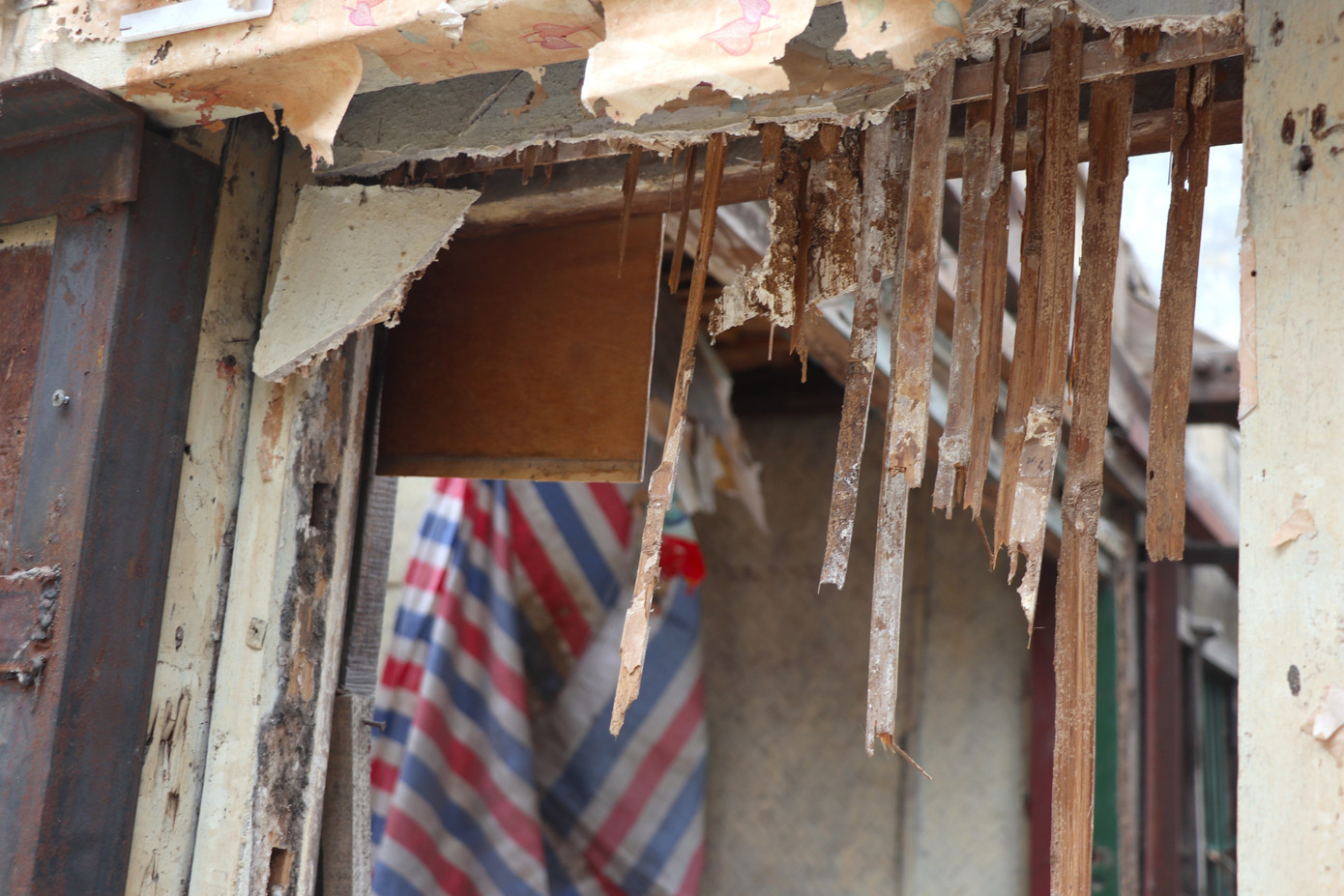 Có tất cả 7 ngôi nhà gần nhau, đều có kiến trúc giống hệt với 2 tầng mái ngói, chia thành 24 gian, chủ yếu bằng gỗ. Già nửa thế kỷ trôi qua, nơi đây hiện đã biến dạng kiến trúc, ọp ẹp. Có tất cả 7 ngôi nhà gần nhau, đều có kiến trúc giống hệt với 2 tầng mái ngói, chia thành 24 gian, chủ yếu bằng gỗ. Già nửa thế kỷ trôi qua, nơi đây hiện đã biến dạng kiến trúc, ọp ẹp.