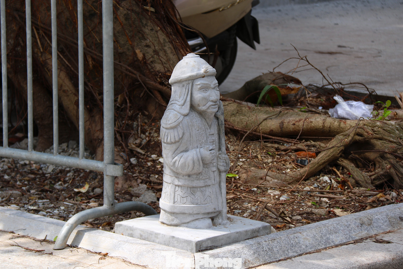 Hình ảnh thiết kế độc đáo về hình ảnh binh lính luyện tập võ thuật được tái hiện trên các trụ đèn chiếu sáng, đá lát vỉa hè,..