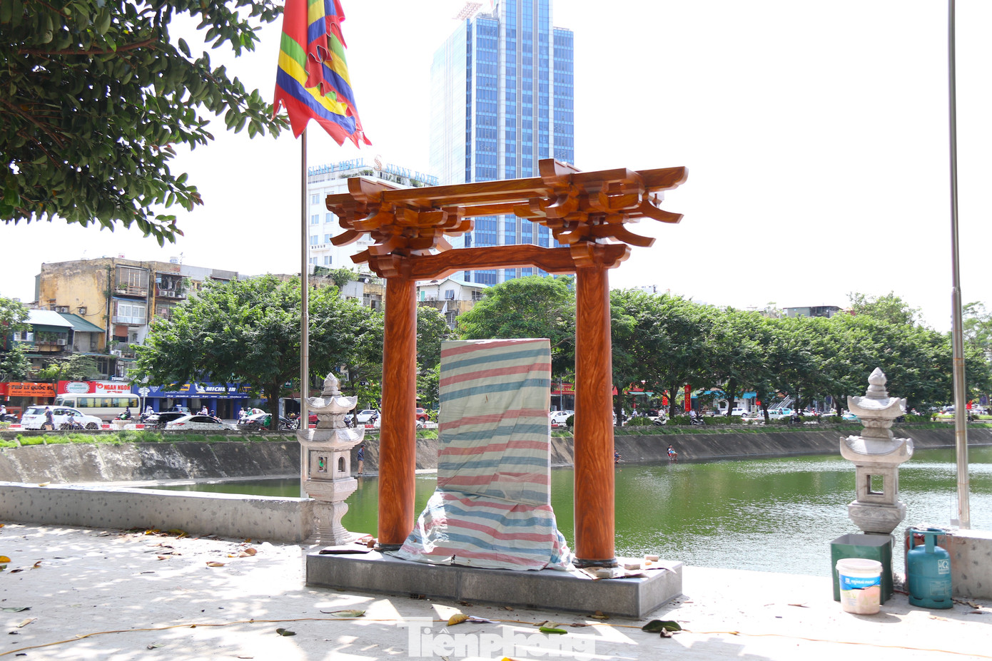 Trong quá khứ, nơi đây vốn là địa điểm quan trọng ở Thăng Long xưa khi là khu vực luyện tập võ thuật, giảng dạy binh pháp, thao diễn quân sự cao cấp của các triều đại phong kiến.