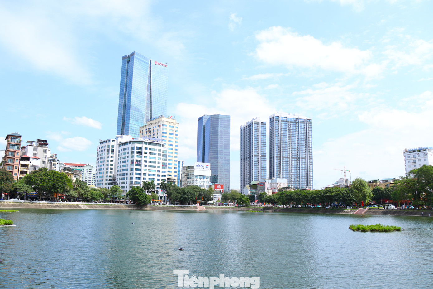 Dự án cải tạo hạ tầng kỹ thuật, chỉnh trang đô thị, tổ chức phố đi bộ quanh khu vực hồ Ngọc Khánh đang được gấp rút thực hiện, dự kiến khai trương vào dịp kỷ niệm 70 năm Ngày Giải phóng Thủ đô (10/10/1954 - 10/10/2024).