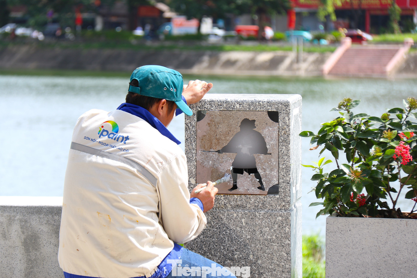 Để hoàn thiện cải tạo kỹ thuật, quận sẽ lát hè đá tự nhiên lòng đường, vỉa hè đường dạo tạo thuận lợi kinh doanh dịch vụ, đi bộ, vui chơi giải trí. Đồng thời, quận cũng cho trồng bổ sung cây xanh bảo đảm mật độ 5m/cây, bó bồn cây bằng đá tự nhiên, xây dựng ghế ngồi bằng nhựa giả gỗ ngoài trời hoặc đá tự nhiên, vật kiến trúc trang trí; lắp đặt trang thiết bị đô thị như ghế ngồi, thùng rác, nhà vệ sinh công cộng; lắp đặt đèn chiếu sáng đường dạo; cổng chào phố đi bộ.
