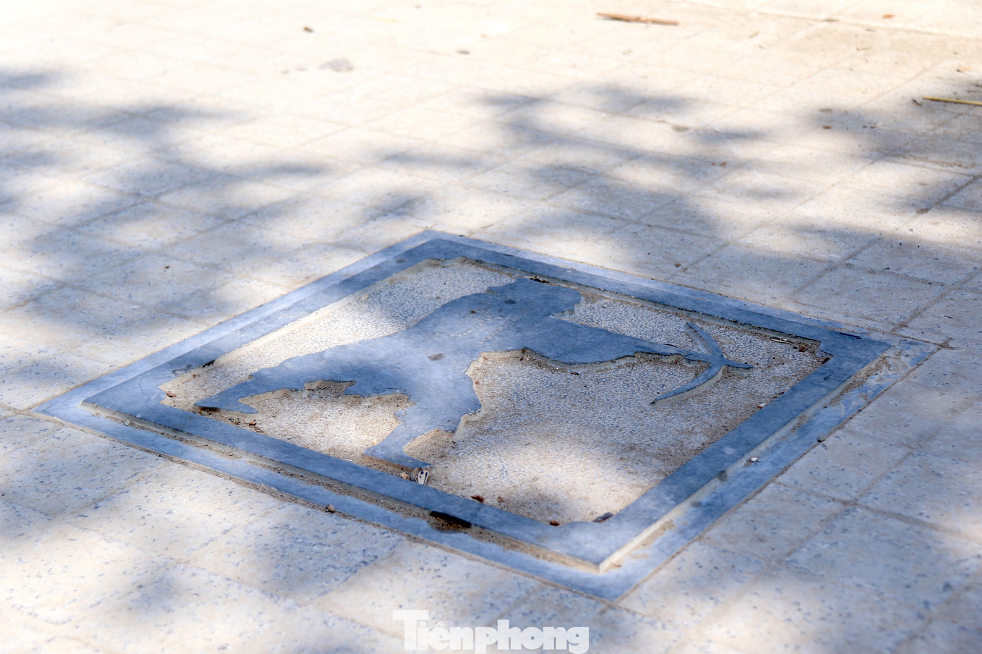 Hình ảnh thiết kế độc đáo về hình ảnh binh lính luyện tập võ thuật được tái hiện trên các trụ đèn chiếu sáng, đá lát vỉa hè,..