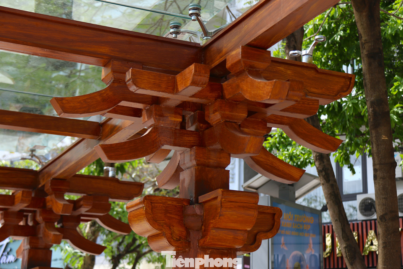 Trong quá khứ, nơi đây vốn là địa điểm quan trọng ở Thăng Long xưa khi là khu vực luyện tập võ thuật, giảng dạy binh pháp, thao diễn quân sự cao cấp của các triều đại phong kiến.