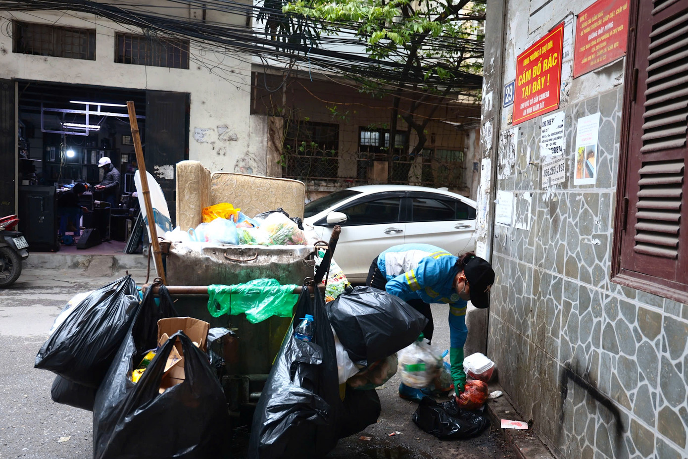 Từ 1/1/2025, theo luật Bảo vệ môi trường năm 2020, các hộ gia đình, cá nhân phải thực hiện phân loại rác tại nguồn tuy nhiên hầu hết trên địa bàn thành phố Hà Nội vẫn chỉ áp dụng phương pháp bỏ chung các loại rác.