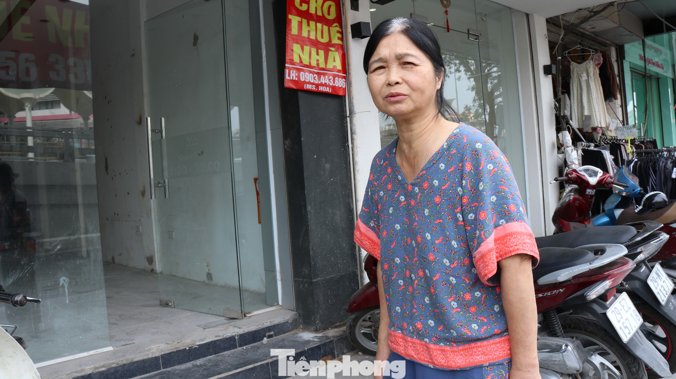 Tại quận Đống Đa, vỉa hè phố Chùa Bộc cũng thuộc diện nghiên cứu áp dụng một trong 9 mô hình để cho thuê. Theo bà Lan, chủ cửa hàng kinh doanh trên phố Chùa Bộc, việc kinh doanh của gia đình phải gắn với chỗ để xe. Với mặt bằng như tại tuyến phố, việc áp dụng cho thuê từ 20-40.000 đồng/1m2 không phải rẻ nhưng chấp nhận được. "Nếu được áp dụng cho thuê thì tốt quá vì vỉa hè là vấn đề đau đáu của người dân kinh doanh như chúng tôi bao lâu nay. Nếu được triển khai, các đơn vị về đây kinh doanh cũng được tạo điều kiện về mặt bằng để buôn bán lâu dài", bà Lan cho biết.