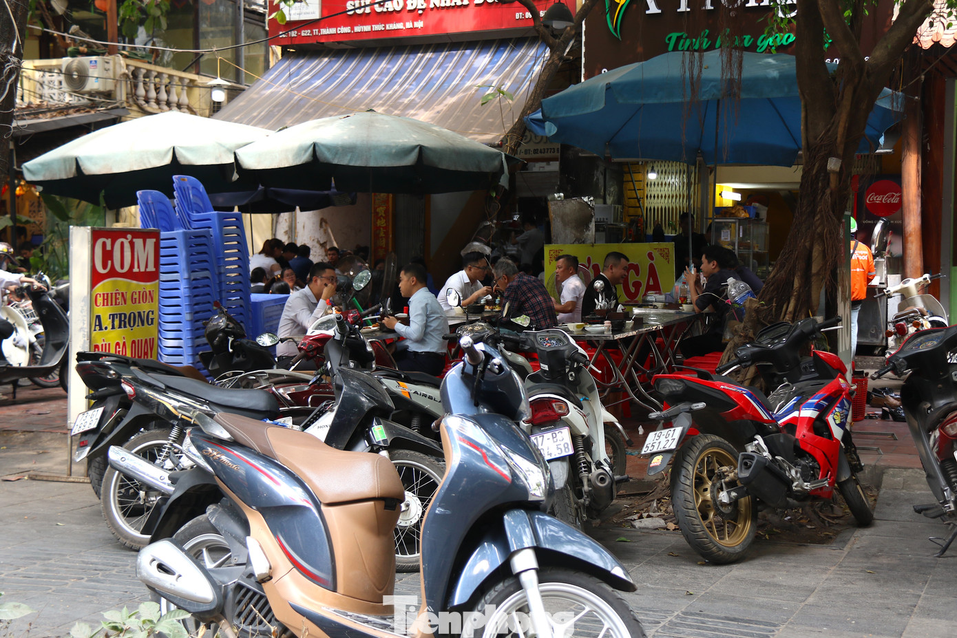 Trên phố Huỳnh Thúc Kháng (quận Đống Đa), các phương tiện bị xếp ngang dọc, chiếm dụng gần hết phần vỉa hè để kinh doanh quán ăn.