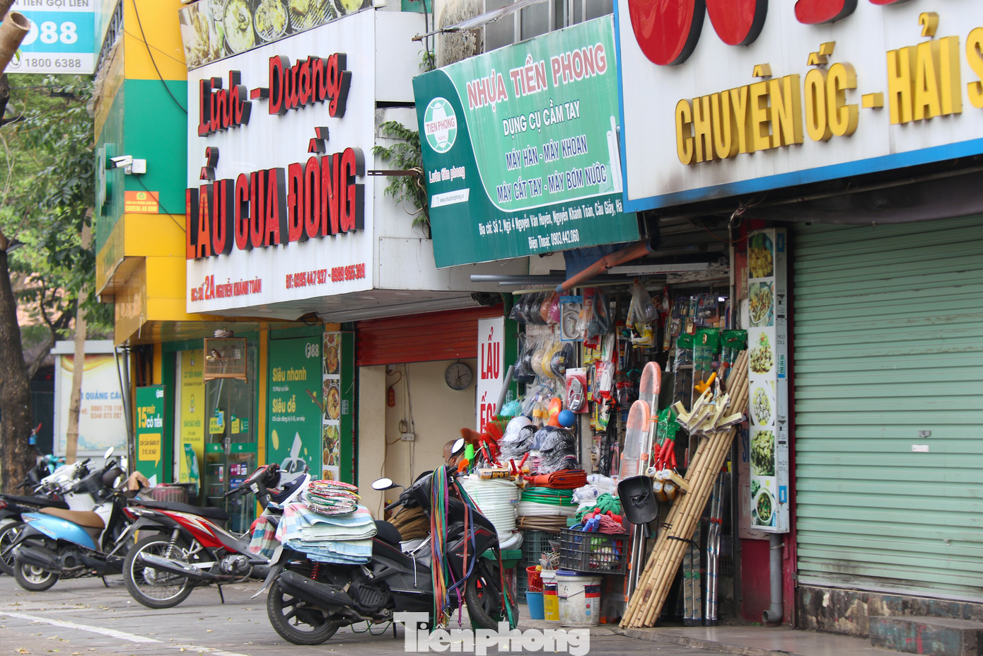 Các hộ kinh doanh tại phố Nguyễn Khánh Toàn (quận Cầu Giấy) ngang nhiên bày bán hàng hóa trên vỉa hè.
