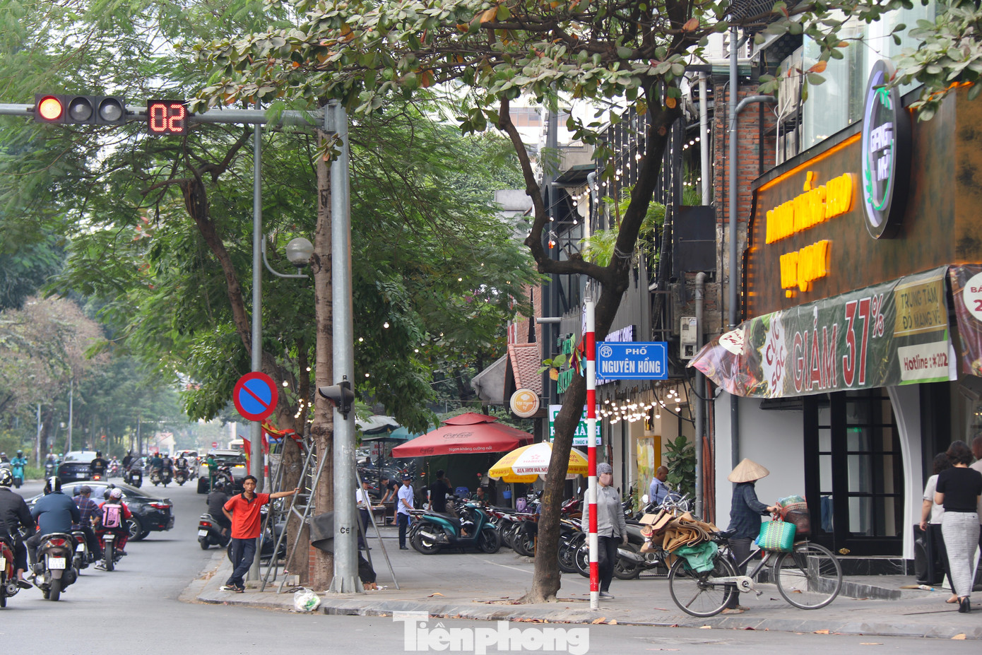 Thực tế, nhiều vỉa hè tại một số tuyến đường được chọn thí điểm vẫn đang bị chiếm dụng để trở thành nơi phục vụ kinh doanh, buôn bán.