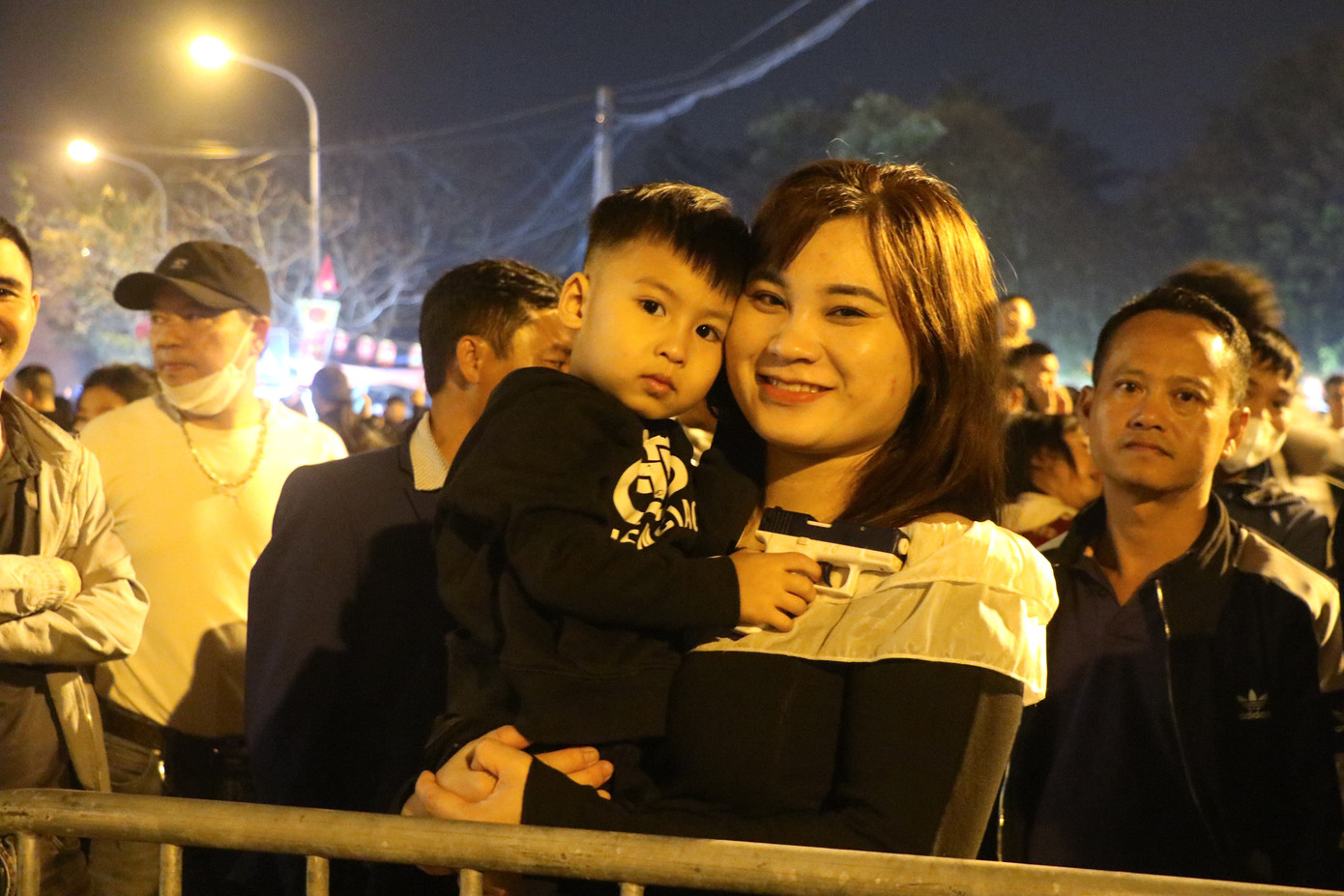 Vì quá đông, nhiều gia đình lựa chọn đứng bên ngoài để tránh chen lấn, xô đẩy. Vì quá đông, nhiều gia đình lựa chọn đứng bên ngoài để tránh chen lấn, xô đẩy.