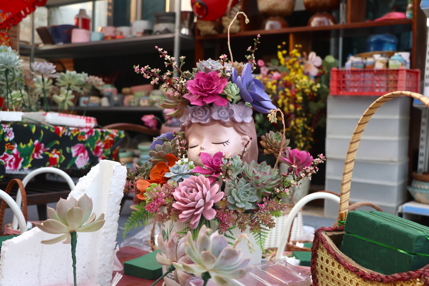 Những bình hoa nghệ thuật rực rỡ được nhiều người ưa chuộng. Những bình hoa nghệ thuật rực rỡ được nhiều người ưa chuộng.