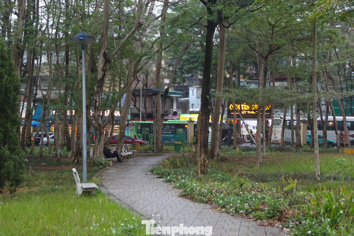 Ngoài ra, dự án sẽ xây dựng mới 3 nhà phục vụ với quy mô 1 tầng diện tích lần lượt là 60, 130, 165m2; Xây dựng chòi nghỉ hình vuông, diện tích khoảng 30m2. Sửa chữa, bảo dưỡng các thiết bị vui chơi trẻ em và thiết bị tập thể thao hiện trạng; Lắp bổ sung các thiết bị vui chơi (nhà và cầu liên hoàn, xích đu, lưới nhện, bộ vận động, nhà bóng...); Lắp bổ sung các thiết bị tập thể dục thể thao ngoài trời; Thay mới hệ thống giàn phun nước tự động giữa hồ. Ngoài ra, dự án sẽ xây dựng mới 3 nhà phục vụ với quy mô 1 tầng diện tích lần lượt là 60, 130, 165m2; Xây dựng chòi nghỉ hình vuông, diện tích khoảng 30m2. Sửa chữa, bảo dưỡng các thiết bị vui chơi trẻ em và thiết bị tập thể thao hiện trạng; Lắp bổ sung các thiết bị vui chơi (nhà và cầu liên hoàn, xích đu, lưới nhện, bộ vận động, nhà bóng...); Lắp bổ sung các thiết bị tập thể dục thể thao ngoài trời; Thay mới hệ thống giàn phun nước tự động giữa hồ.