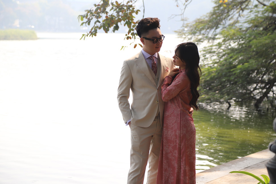 Nhiều cặp đôi lựa chọn chụp ảnh cưới với vẻ đẹp thơ mộng của Thủ đô trong những ngày không khí Tết rộn ràng.