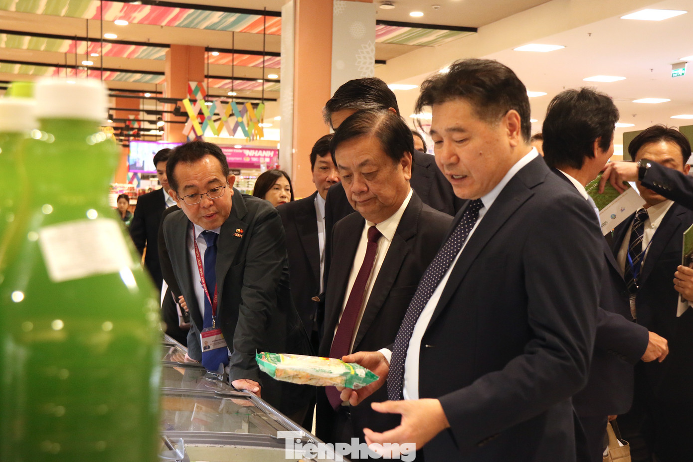 Bộ trưởng Bộ NN&amp;PTNT Lê Minh Hoan ấn tượng với các sản phẩm nông nghiệp được bày bán tại siêu thị Aeon Mall Long Biên đều chú trọng mẫu mã, có nguồn gốc xuất xứ rõ ràng.