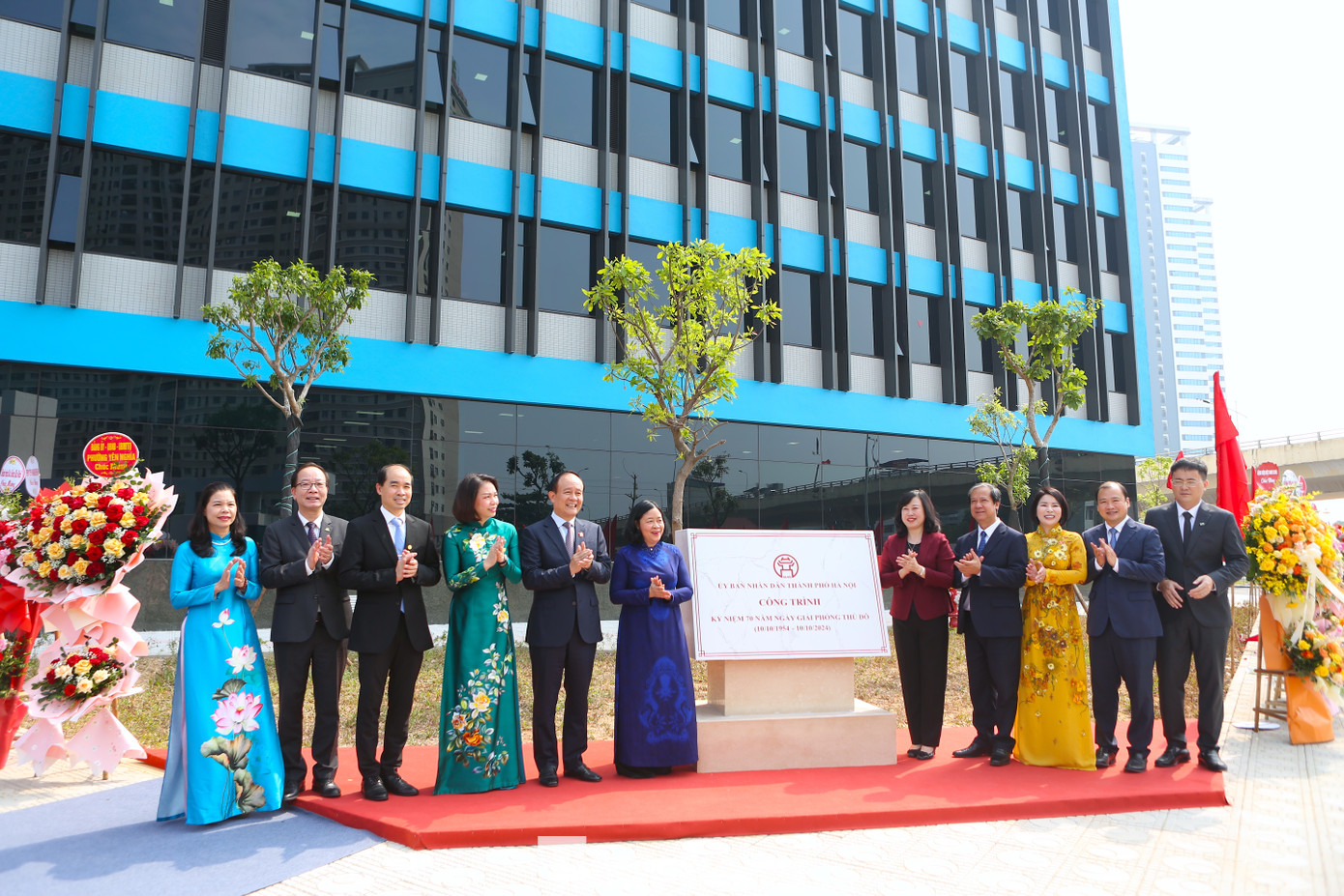 Các đại biểu cắt băng khánh thành công trình. Các đại biểu cắt băng khánh thành công trình.