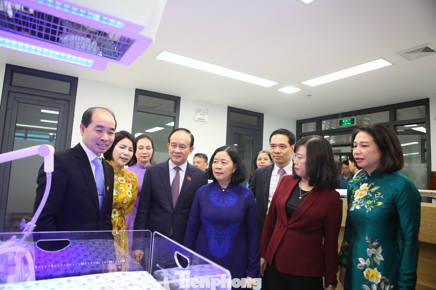 Lãnh đạo TP Hà Nội và Bộ Y tế thăm cơ sở vật chất và các bệnh nhi tại Bệnh viện Nhi Hà Nội vừa được khánh thành sáng nay. Lãnh đạo TP Hà Nội và Bộ Y tế thăm cơ sở vật chất và các bệnh nhi tại Bệnh viện Nhi Hà Nội vừa được khánh thành sáng nay.