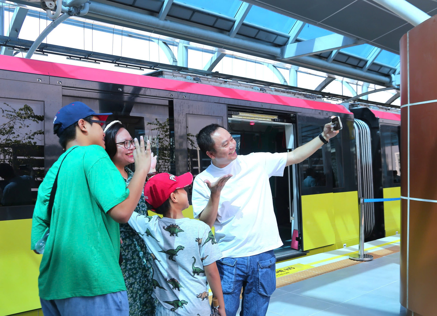 Nhiều em nhỏ cũng được bố mẹ đưa đi trải nghiệm tàu điện Nhổn - Ga Hà Nội.
