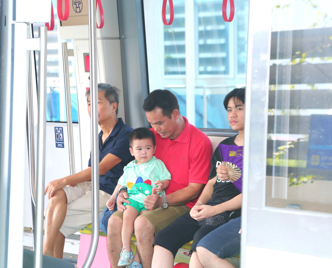 Nhiều em nhỏ cũng được bố mẹ đưa đi trải nghiệm tàu điện Nhổn - Ga Hà Nội.