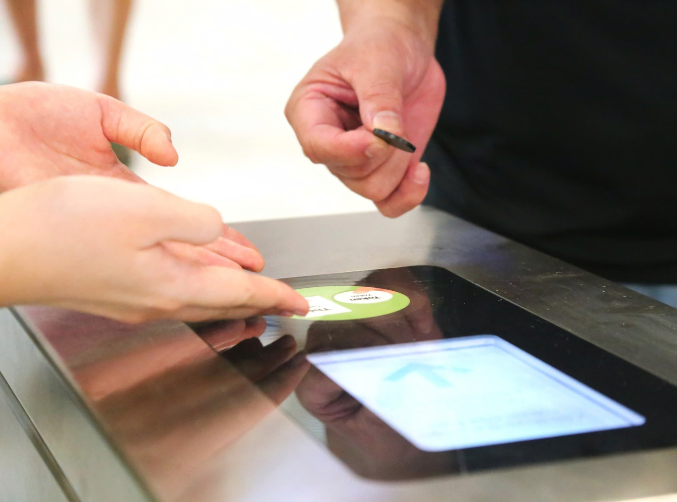 Trong 3 tháng đầu vận hành, tàu sẽ chạy từ 5h30 đến 22h với tần suất 10 phút/chuyến. Để kết nối tốt hơn, cơ quan chức năng đã điều chỉnh các tuyến xe buýt. Ông Nguyễn Bá Sơn, Phó Trưởng ban Ban Quản lý đường sắt đô thị Hà Nội, cho biết: "Sở GTVT TP. Hà Nội đã chỉ đạo điều chỉnh các luồng tuyến xe buýt để kết nối các ga trên cao, giúp hành khách di chuyển thuận lợi". Tuyến metro Nhổn - Ga Hà Nội có khả năng vận chuyển hơn 500.000 lượt khách mỗi ngày, góp phần giảm ùn tắc giao thông và thúc đẩy thói quen sử dụng phương tiện công cộng của người dân Thủ đô.