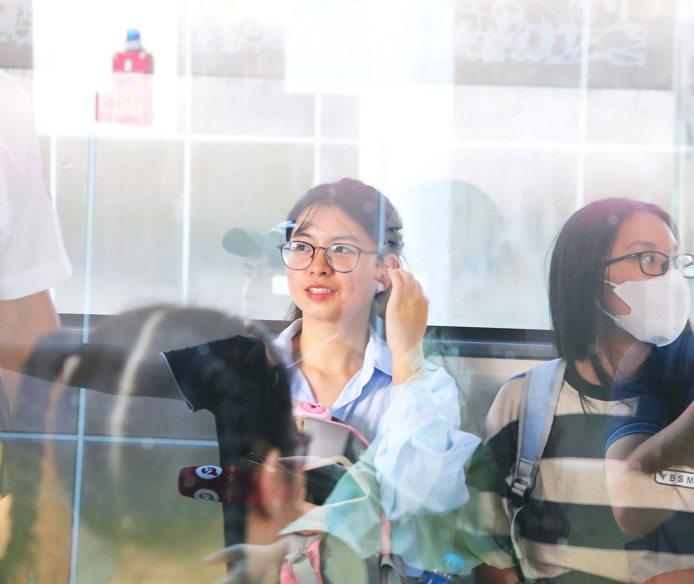 Theo nhiều người dân, tuyến đường sắt được thiết kế hợp lý và có tính thẩm mỹ. Hành khách có thể tiếp cận nhà ga trên cao bởi 4 lối lên xuống từ 4 hướng trên vỉa hè ở hai bên đường. Hệ thống thang bộ, thang cuốn và thang máy tiện lợi cho cả người khuyết tật, người cao tuổi, phụ nữ mang thai và trẻ em.