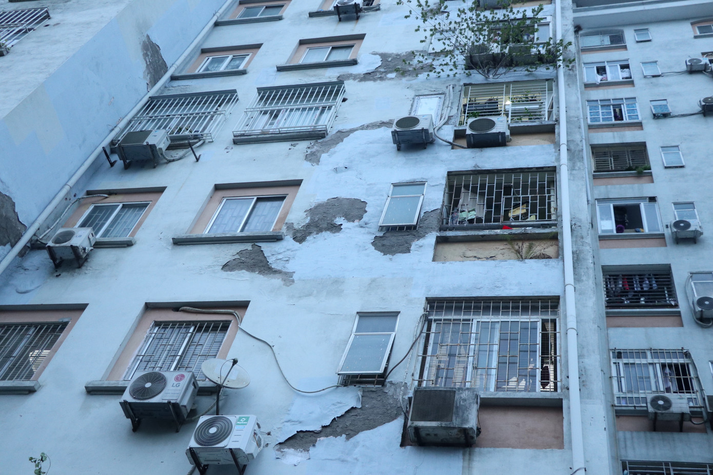 Khu tái định cư A6 Nam Trung Yên (phường Trung Hòa, quận Cầu Giấy) gồm 4 tòa nhà cao 11 tầng với 440 căn hộ, được đưa vào sử dụng từ năm 2010. Tọa lạc ở vị trí “đất vàng” trên địa bàn quận Cầu Giấy, nhưng chỉ thời gian ngắn sau bàn giao, 4 tòa nhà nhanh chóng xuống cấp đến nay vẫn chưa được duy tu, sửa chữa.