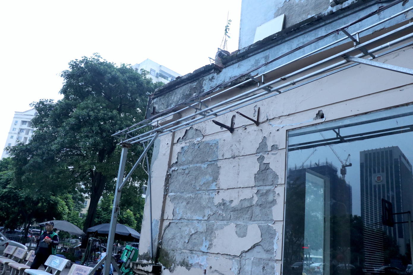 Theo quan sát thực tế, rất nhiều hạng mục phụ trợ ở một số tòa nhà đã bị xuống cấp nghiêm trọng, bậc cầu thang bị nứt gãy, nhiều mảng tường nhà bong tróc, xuất hiện những vết nứt kéo dài.