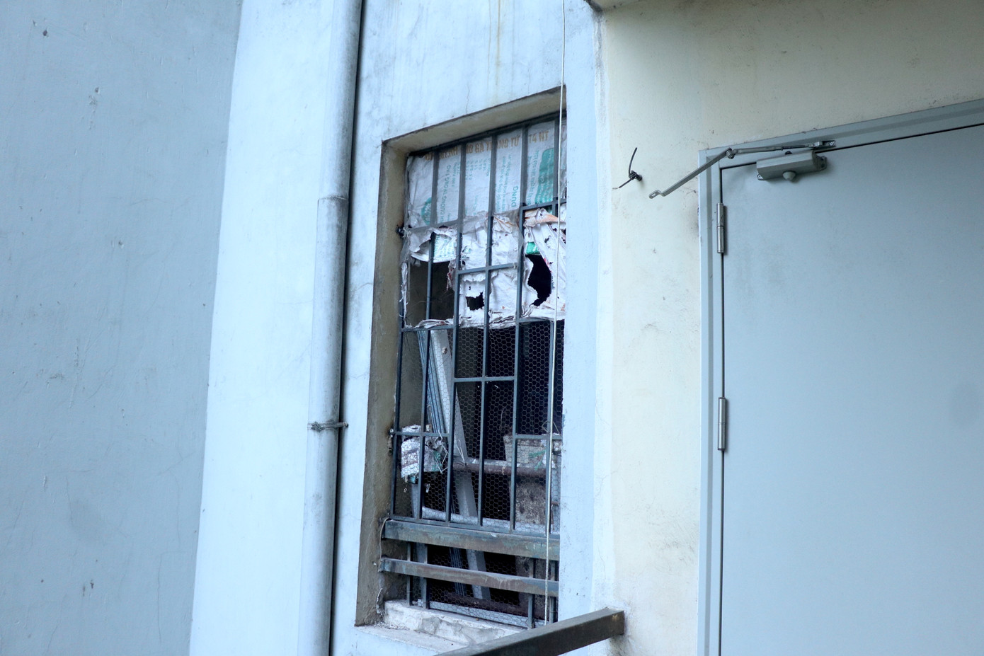 Khung cảnh nhếch nhác của nhiều toà nhà tại khu tái định cư.