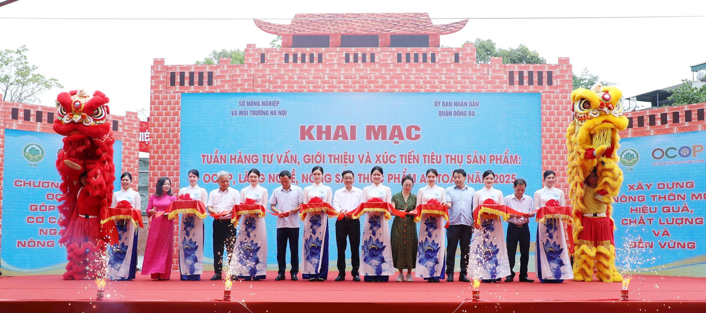 Các đại biểu thực hiện nghi thức khai mạc tuần hàng. Ảnh: Khánh Duy. Các đại biểu thực hiện nghi thức khai mạc tuần hàng. Ảnh: Khánh Duy.