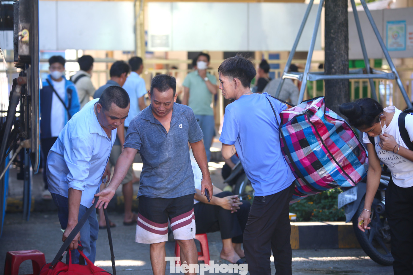 Thời tiết nắng nóng khiến nhiều hành khách khá mệt mỏi. Thời tiết nắng nóng khiến nhiều hành khách khá mệt mỏi.