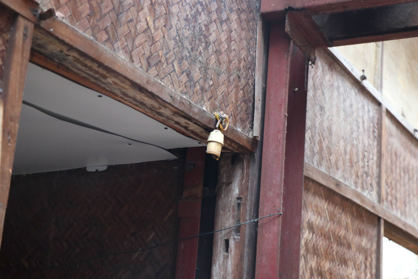 Thời gian qua, UBND quận Hoàn Kiếm (Hà Nội) thực hiện việc thu hồi nhà, đất đối với các hộ dân tại khu nhà gỗ số 10 phường Chương Dương để thực hiện dự án thu hồi đất, bồi thường, hỗ trợ, tái định cư cho các hộ dân tại khu nhà gỗ số 7, 9, 10, 11, 14, 16, 17 phường Chương Dương và dự án xây dựng Trường Mầm non Mặt trời Bé thơ, quận Hoàn Kiếm. Thời gian qua, UBND quận Hoàn Kiếm (Hà Nội) thực hiện việc thu hồi nhà, đất đối với các hộ dân tại khu nhà gỗ số 10 phường Chương Dương để thực hiện dự án thu hồi đất, bồi thường, hỗ trợ, tái định cư cho các hộ dân tại khu nhà gỗ số 7, 9, 10, 11, 14, 16, 17 phường Chương Dương và dự án xây dựng Trường Mầm non Mặt trời Bé thơ, quận Hoàn Kiếm.