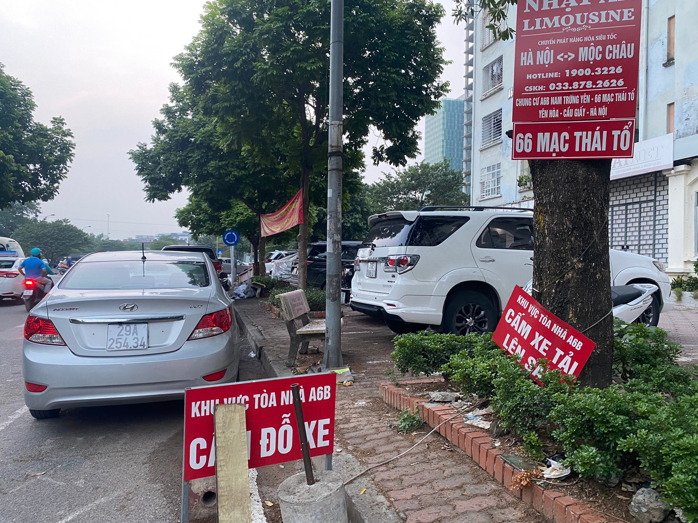 Dù "la liệt" những biển cấm đỗ xe nhưng vì không có chỗ gửi nên nhiều chủ xe bất chấp để tại lòng đường, vỉa hè dưới chân các toà tái định cư dẫn đến tình trạng mất an toàn giao thông.