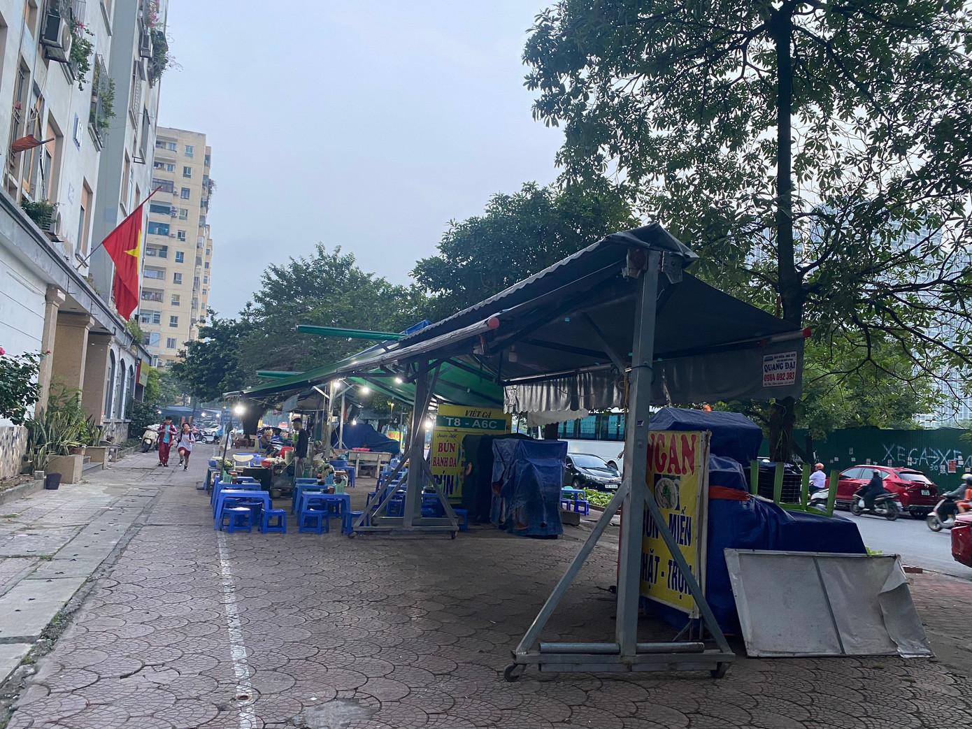 Không chỉ cho thuê một số vị trí tại tầng 1 mà ngay cả khuôn viên, vỉa hè cũng được tận dụng buôn bán, hàng quán mọc lên nhan nhản, nhếch nhác.