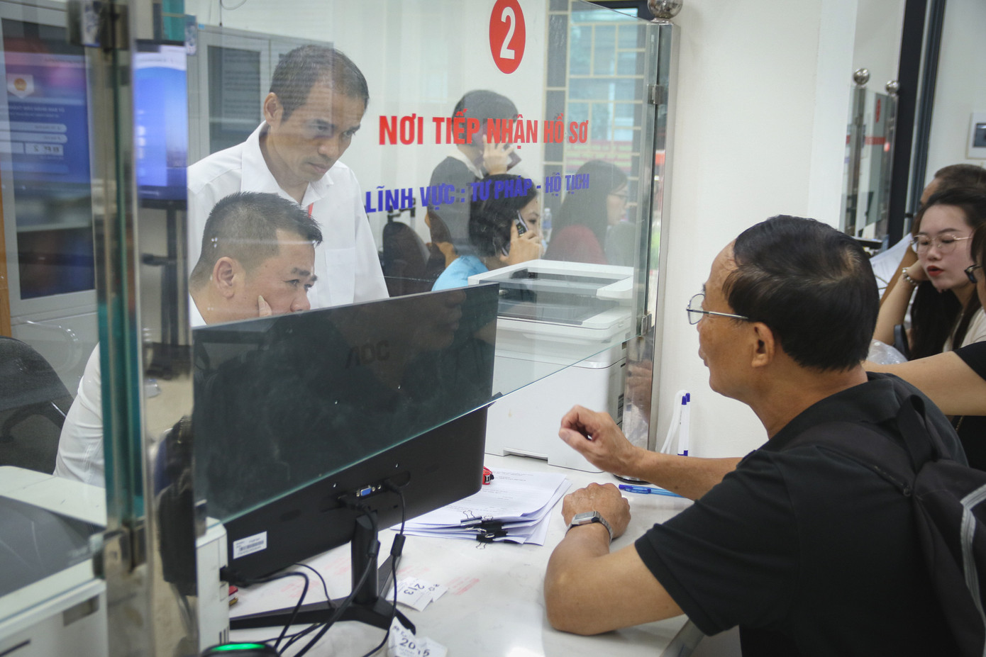 Trong buổi sáng ngày 1/7, Trung tâm Phục vụ hành chính công phường Văn Miếu - Quốc Tử Giám đã tiếp nhận và trả kết quả cho hơn 100 hồ sơ đến giải quyết thủ tục hành chính, trong đó, lĩnh vực tư pháp có nhiều người tới giao dịch nhất. Ông Phan Thế Long - Phó Chánh Văn phòng phường Văn Miếu - Quốc Tử Giám cho biết, phường Văn Miếu đã tập huấn bài bản cho cán bộ trước khi chính thức đi vào hoạt động theo mô hình chính quyền địa phương 2 cấp. "Cảm xúc vừa háo hức, vừa tự hào vì được góp phần vào một bước ngoặt trong cải cách hành chính Thủ đô. Cơ sở mới đi vào hoạt động nhưng về cơ bản đang hoạt động ổn định, một số thủ tục mới liên quan tới đất đai cũng được các cán bộ liên tục cập nhật thông tin để giải quyết cho người dân", ông Long nhận định.