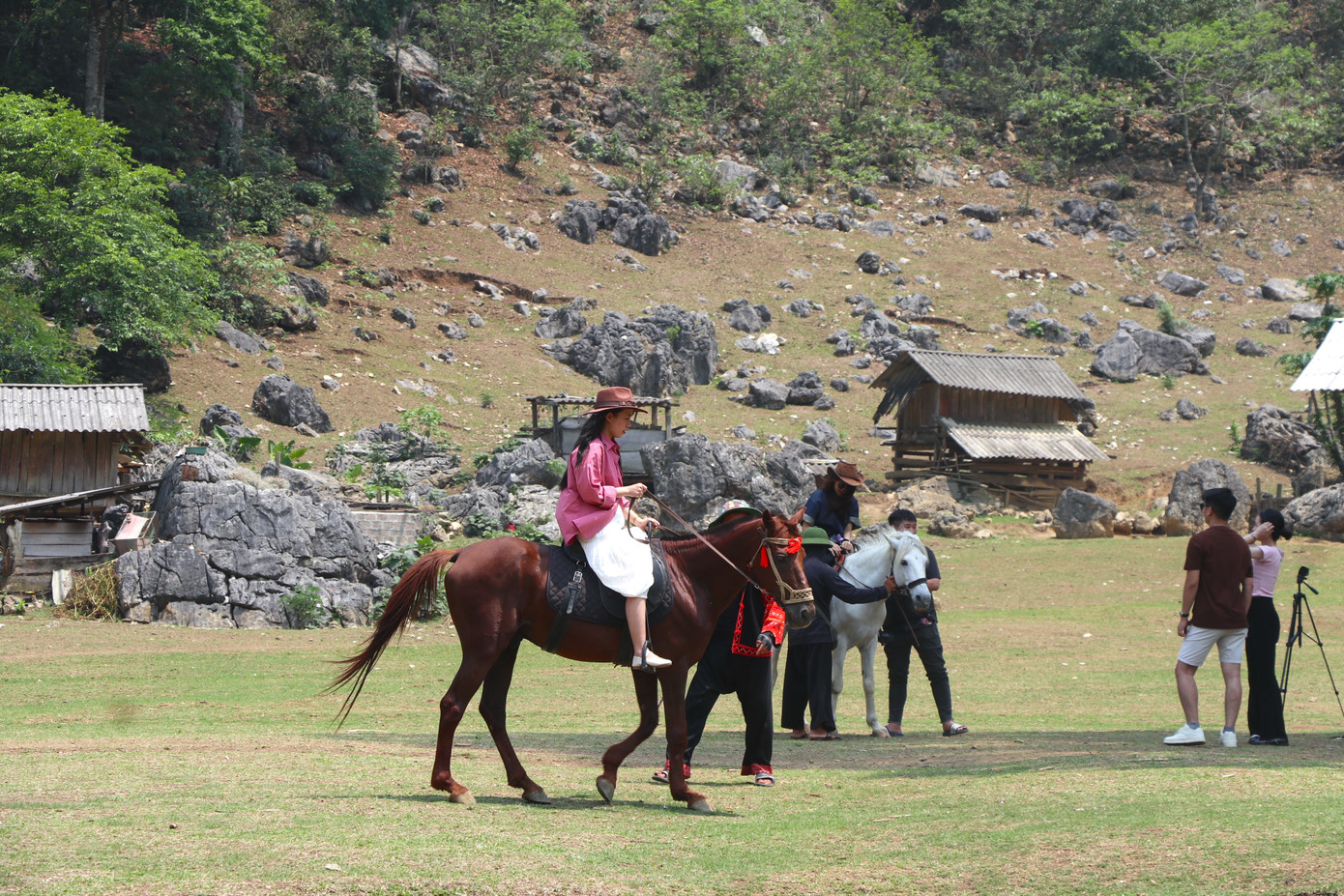 Chụp ảnh, cưỡi ngựa là trải nghiệm được yêu thích nhất tại Hang Táu.