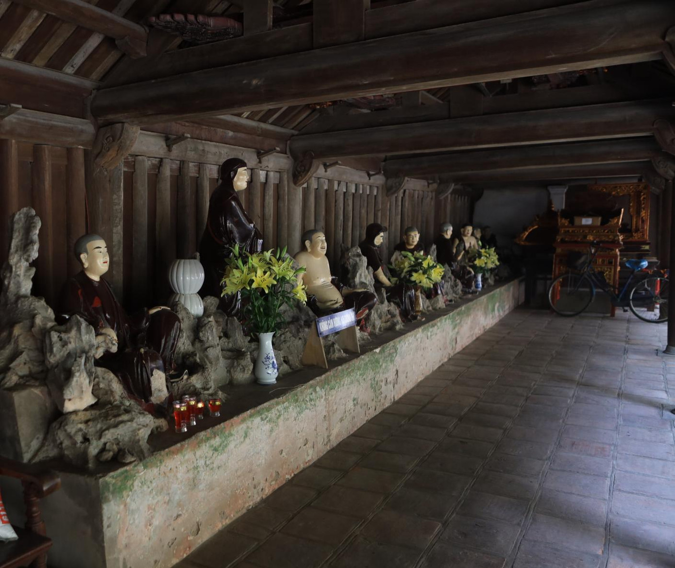 Đặc biệt, trong chùa Thầy còn có tượng ông Từ Vinh và bà Tăng Thị Loan là cha mẹ Từ Đạo Hạnh và hai bạn đồng đạo thân thiết của Ngài là Thiền sư Minh Không và Thiền sư Giác Hải. Đặc biệt, trong chùa Thầy còn có tượng ông Từ Vinh và bà Tăng Thị Loan là cha mẹ Từ Đạo Hạnh và hai bạn đồng đạo thân thiết của Ngài là Thiền sư Minh Không và Thiền sư Giác Hải.