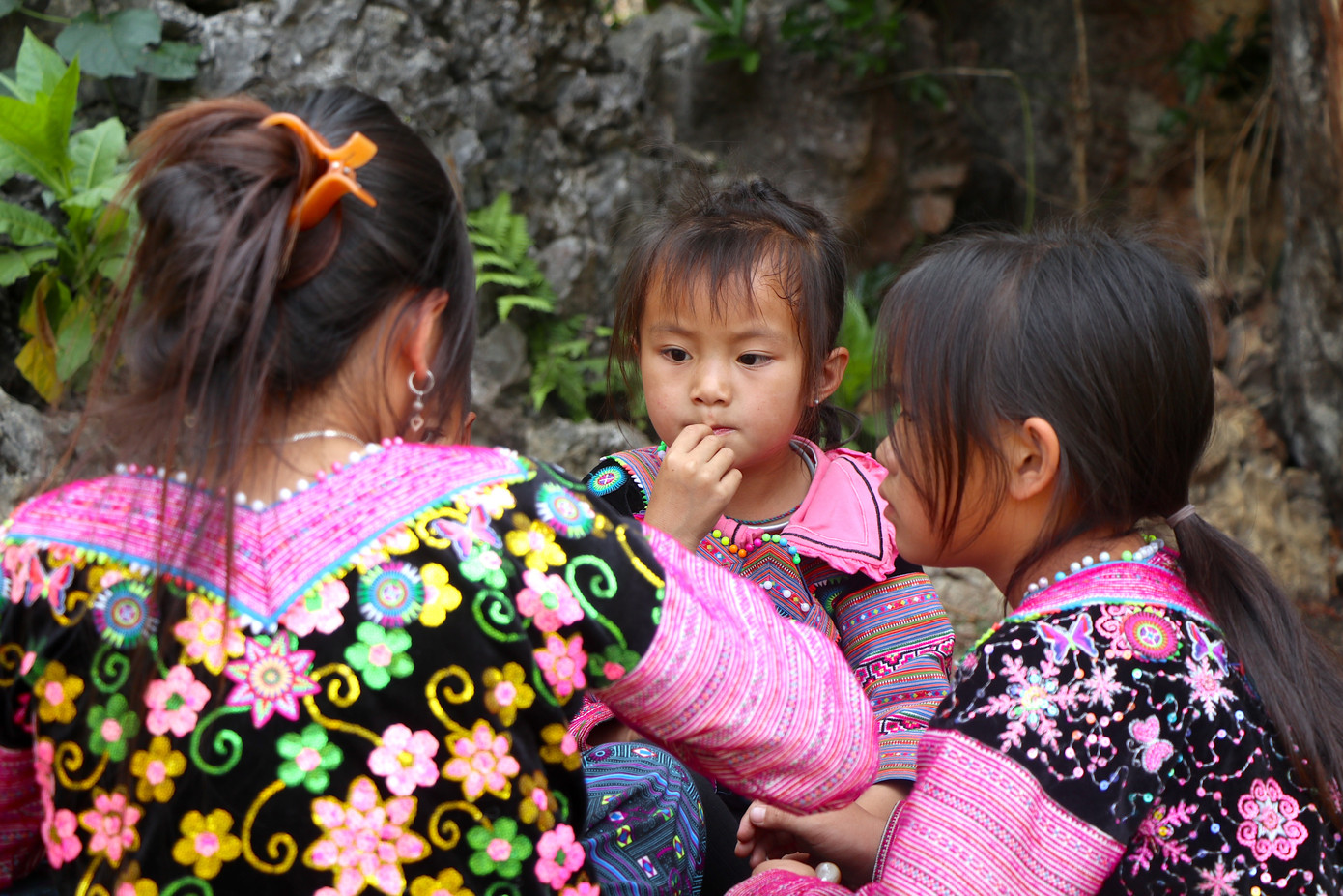 Những em bé người H'Mông hồn nhiên tại Hang Táu.