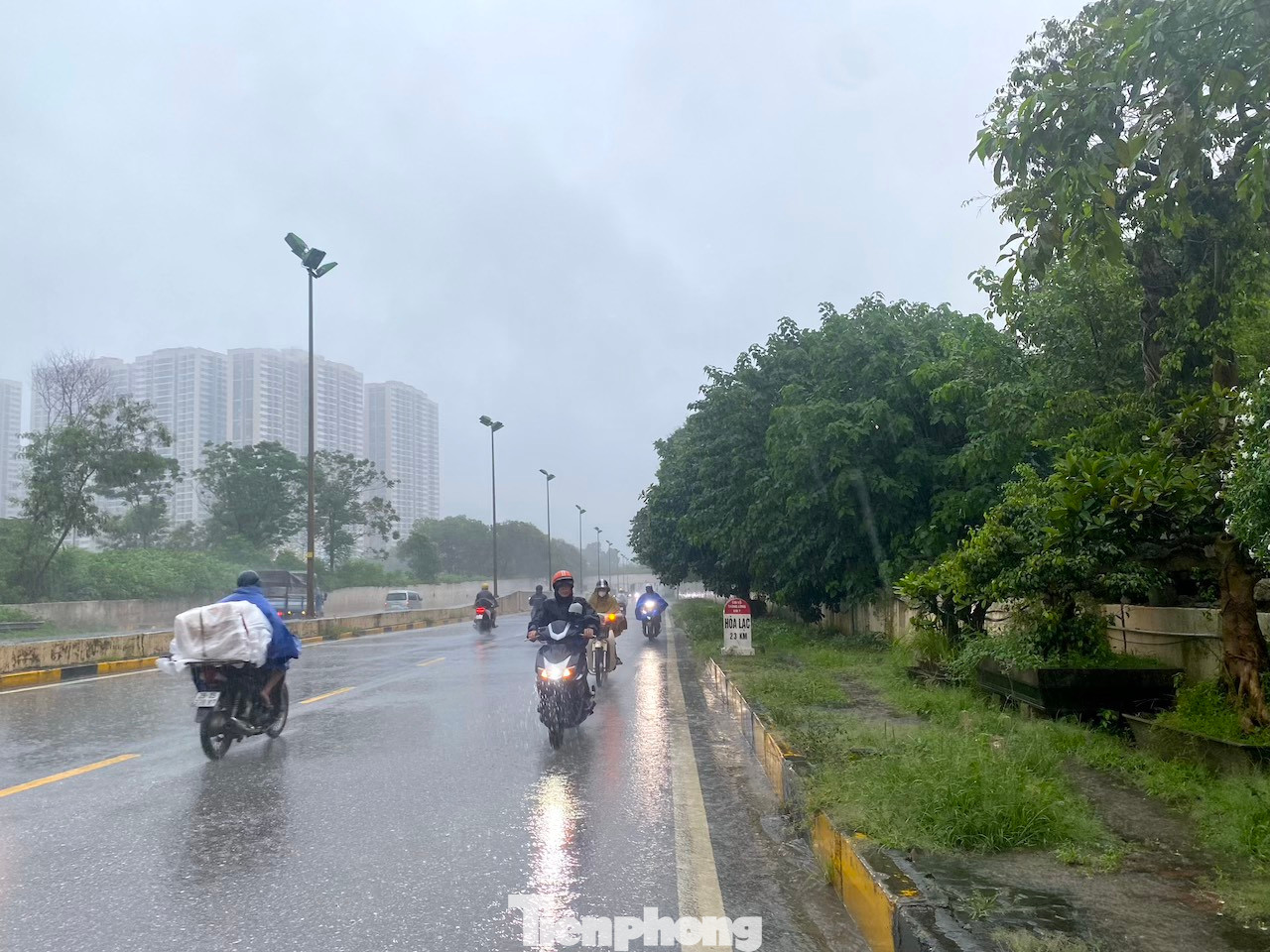 Một số phương tiện lựa chọn quay đầu để tránh ùn tắc.